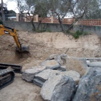Excavación de piscina con muro de rocalla