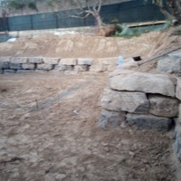 Excavación de piscina con muro de rocalla